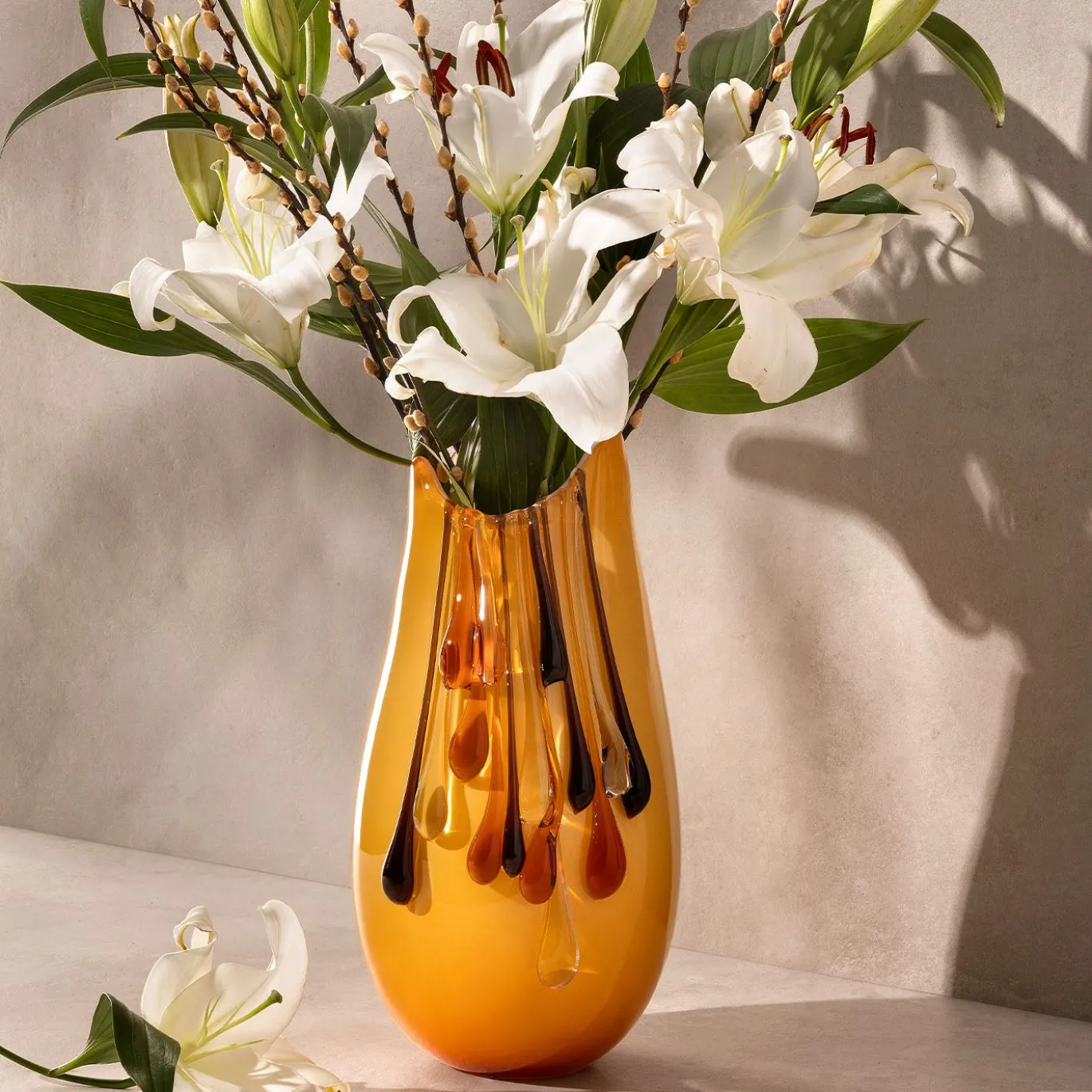Vaso decorativo ovale Like an Egg in vetro oro e ambra con gocce