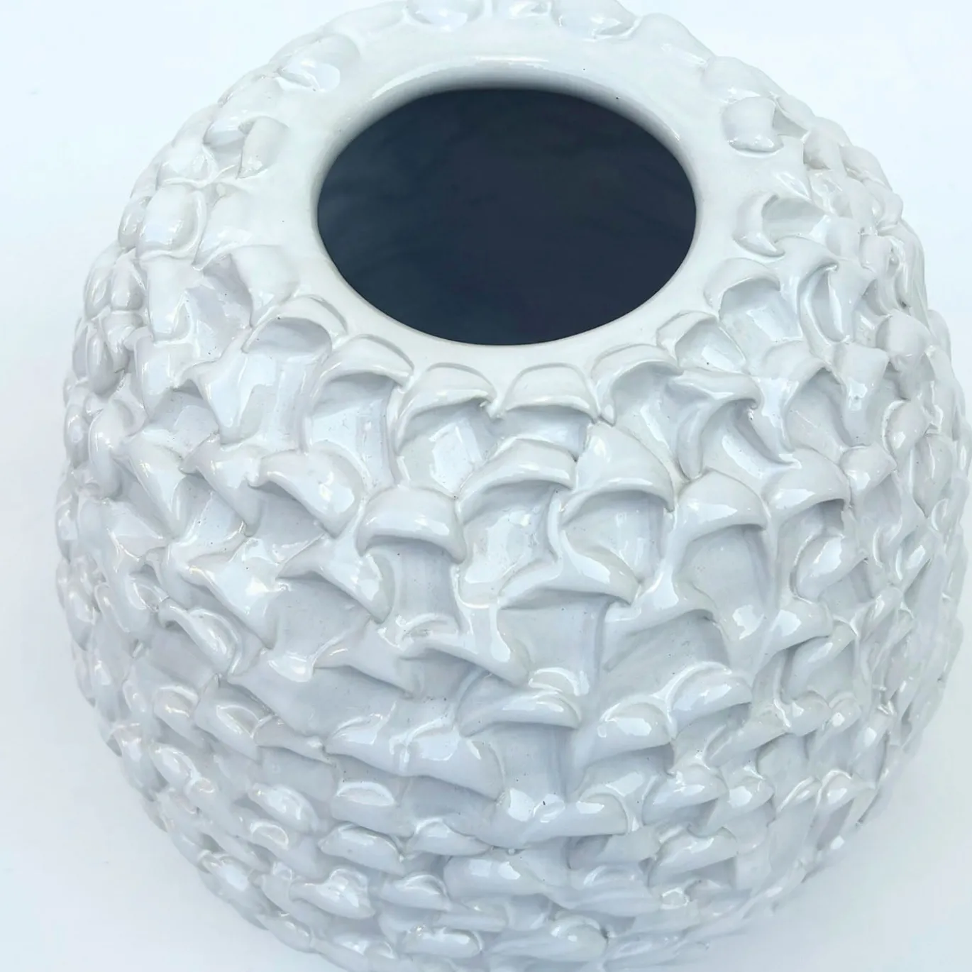Vaso decorativo Small Round della serie Onda in ceramica bianca lucida