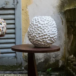 Vaso decorativo Small Round della serie Onda in ceramica bianca lucida