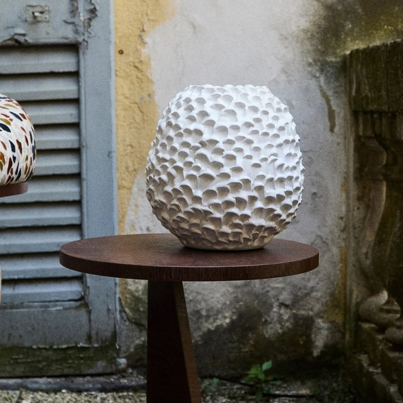 Vaso decorativo Small Round della serie Onda in ceramica bianca lucida