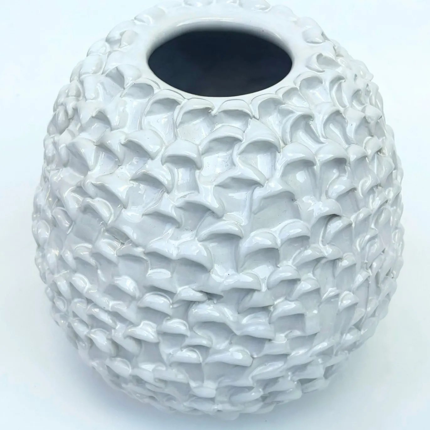 Vaso decorativo Small Round della serie Onda in ceramica bianca lucida