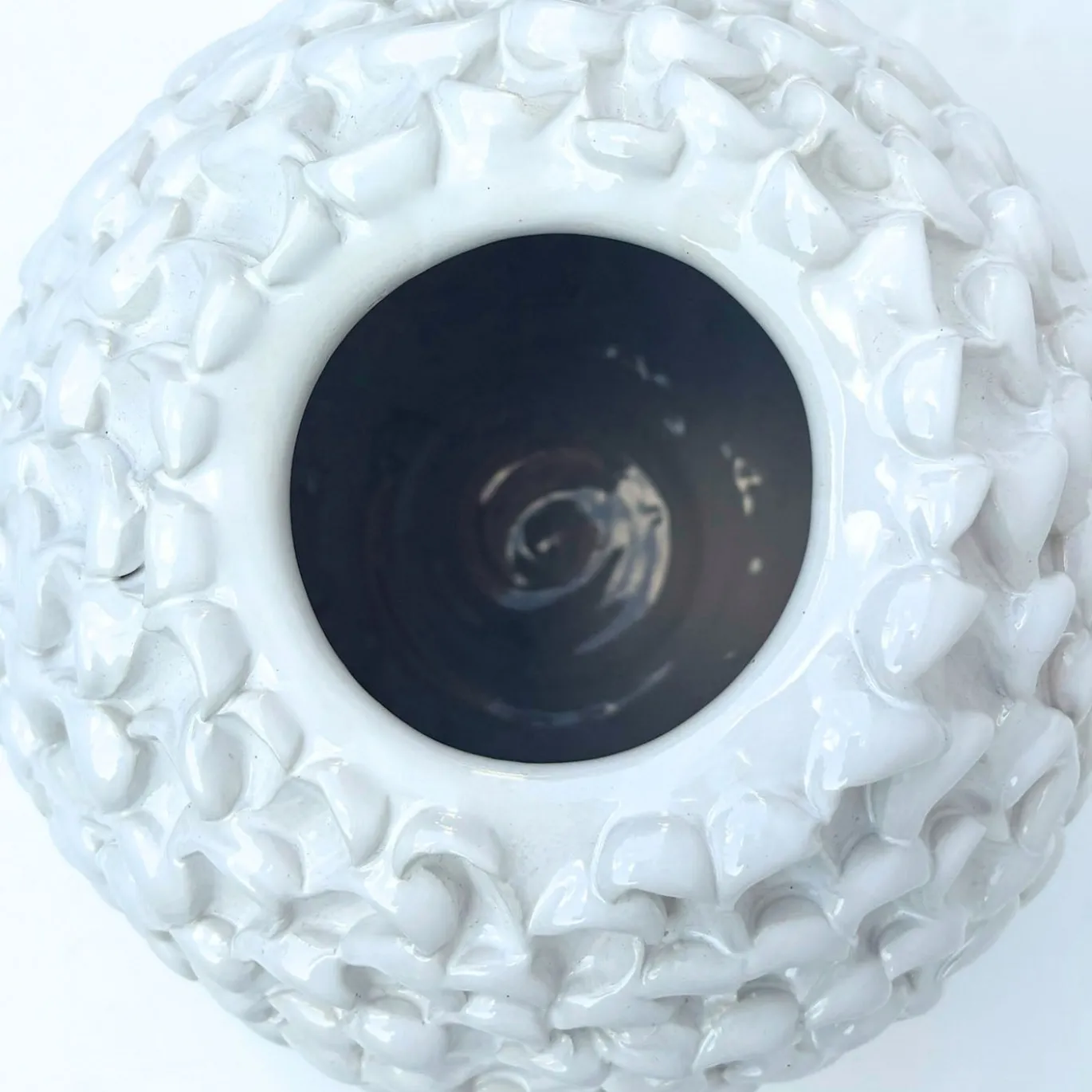 Vaso decorativo Small Round della serie Onda in ceramica bianca lucida