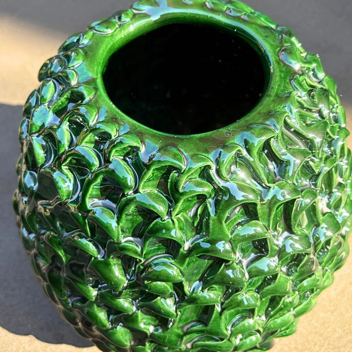 Vaso decorativo Small Round della serie Onda in Verde Muschio Dorato