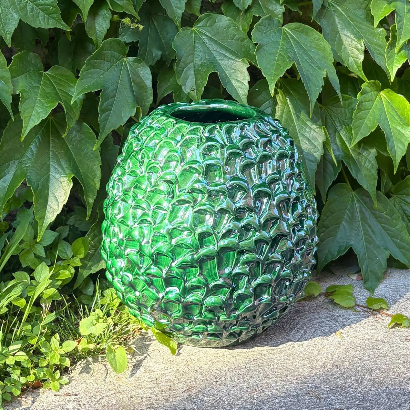 Vaso decorativo Small Round della serie Onda in Verde Muschio Dorato