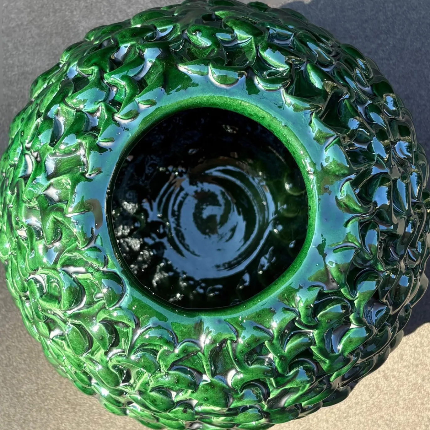 Vaso decorativo Small Round della serie Onda in Verde Muschio Dorato