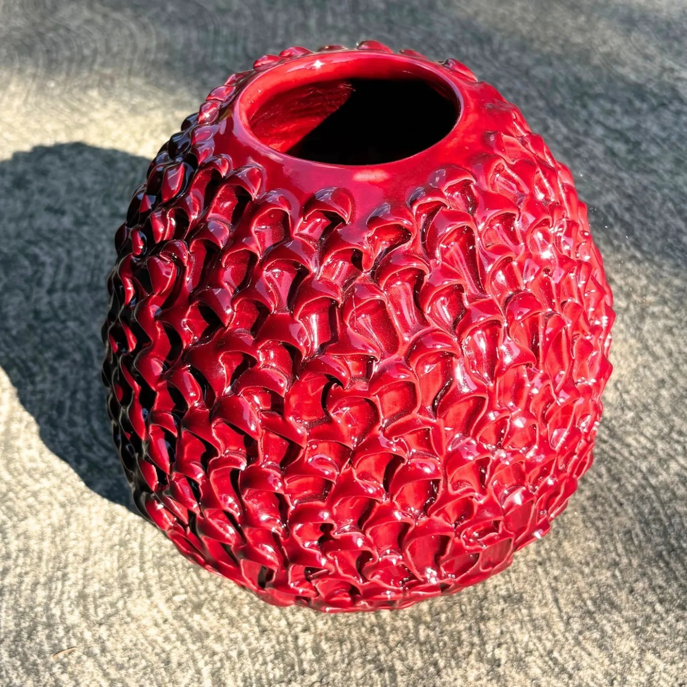 Vaso decorativo Small Round della serie Onda in ceramica rossa
