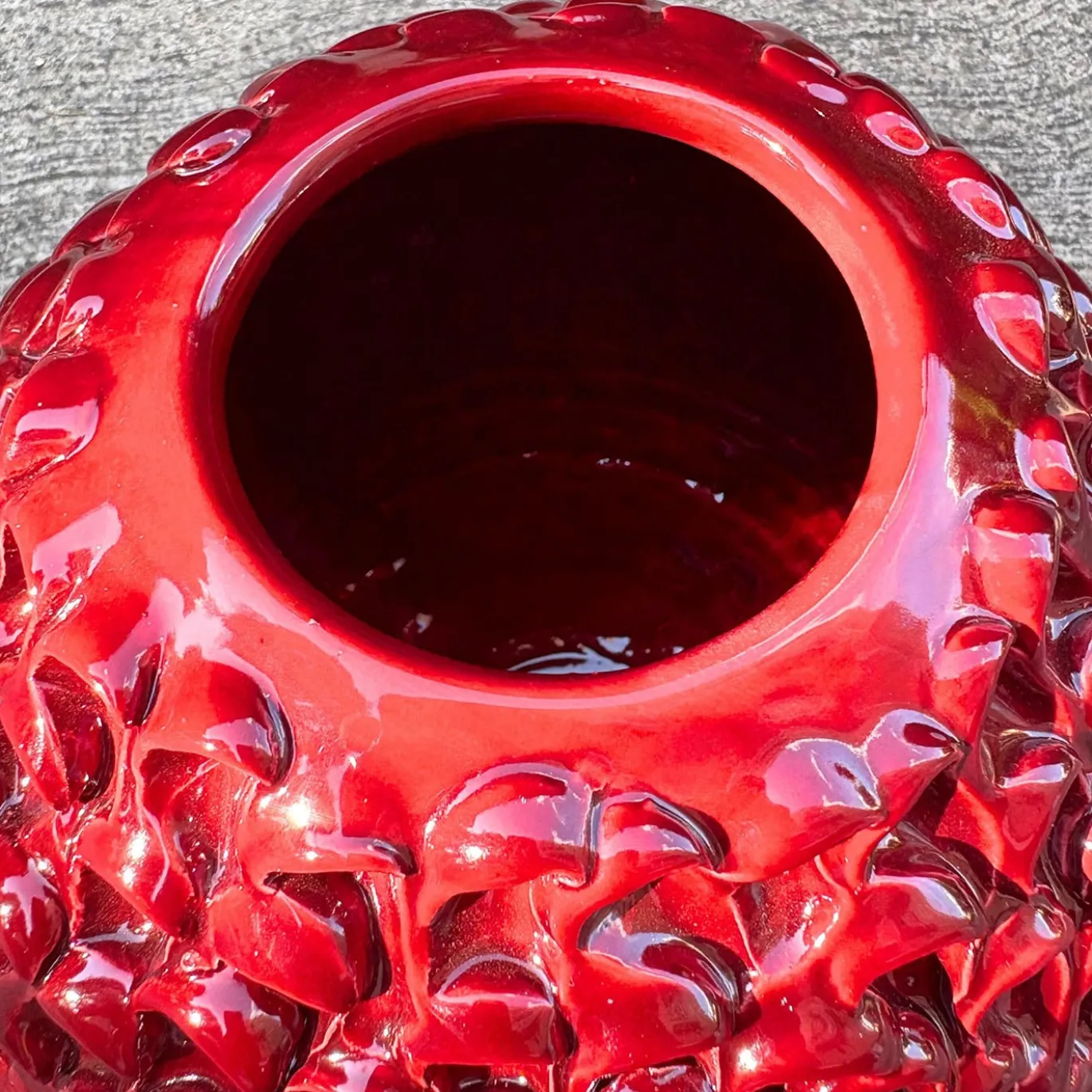 Vaso decorativo Small Round della serie Onda in ceramica rossa