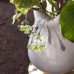 Vaso decorativo Stravedamento in vetro di Murano bianco e ottone martellato
