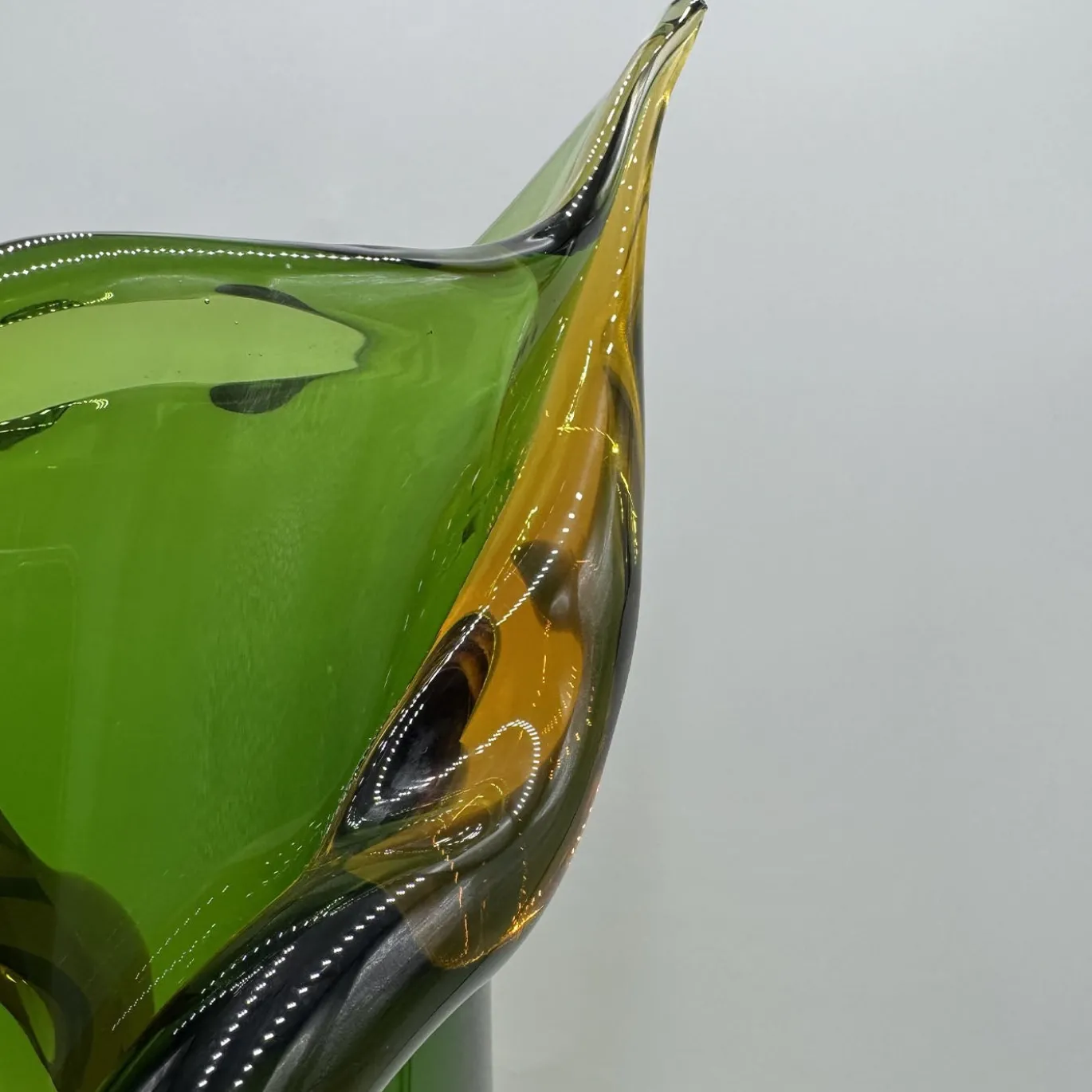 Vaso decorativo Torciglione in vetro di Murano verde e ambra