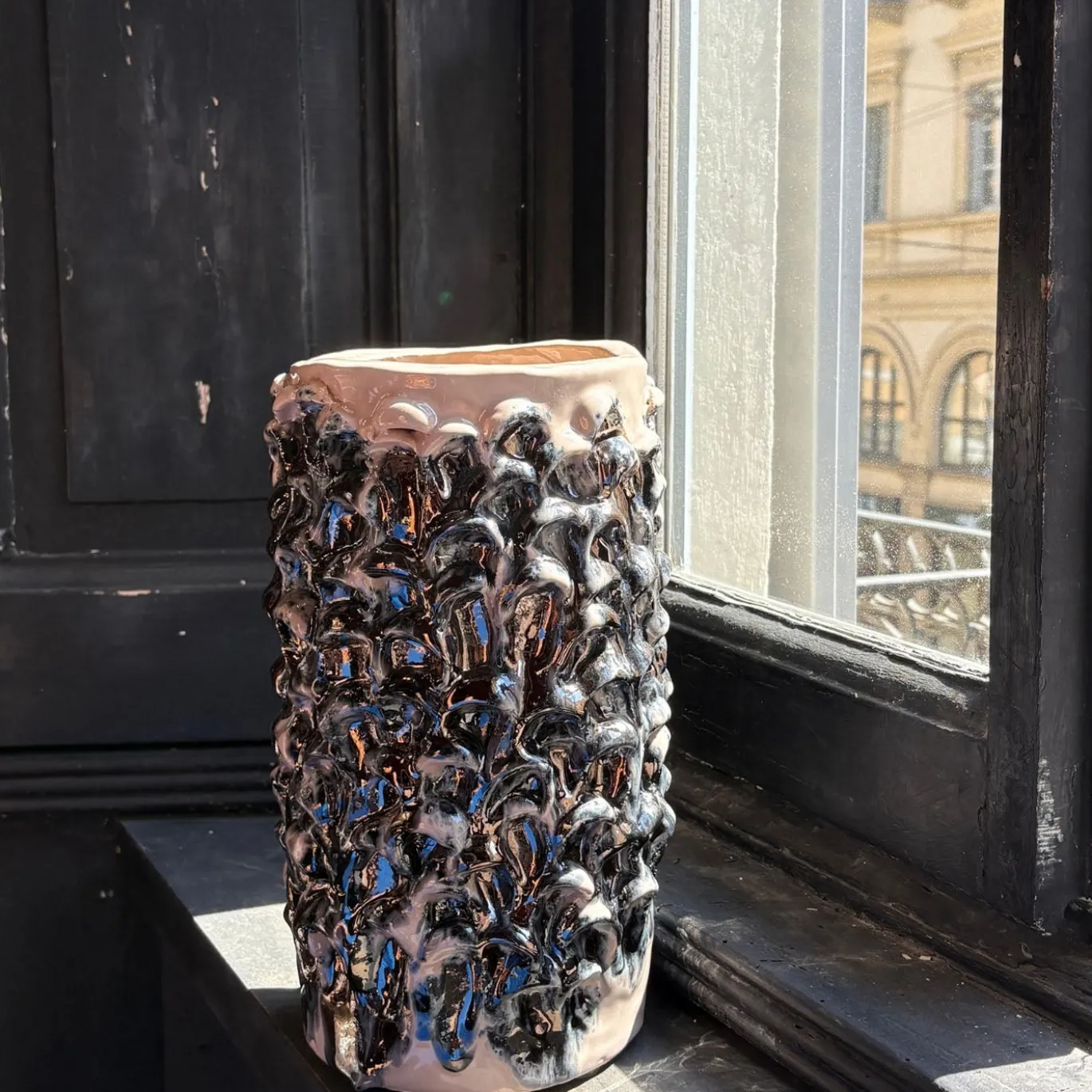 Vaso decorativo Tubino della serie Onda in ceramica rosa metallizzata