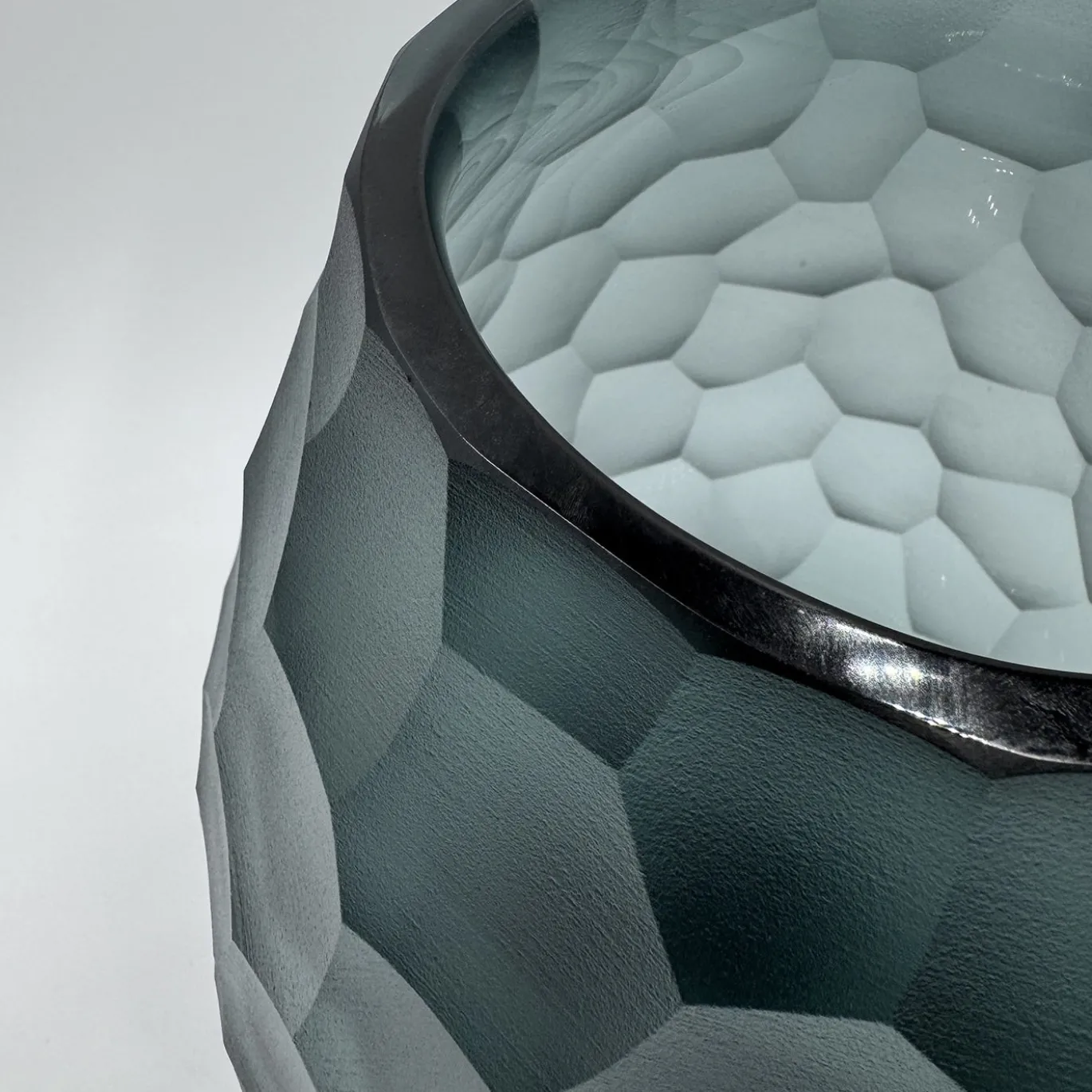 Vaso Diamante in vetro grigio con finitura satinata