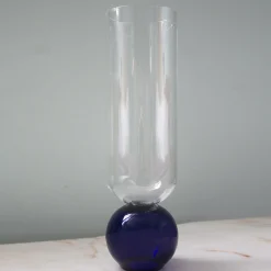 Vaso di fiori blu