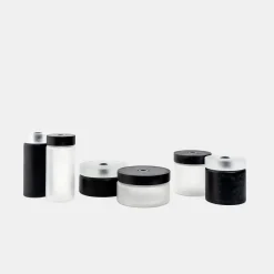 Vaso di vetro cilindrico alto in bianco e nero