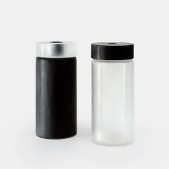 Vaso di vetro cilindrico alto in bianco e nero