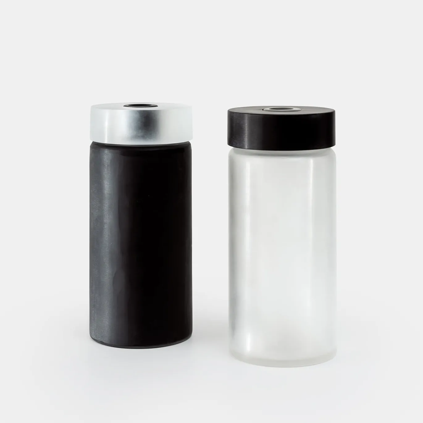 Vaso di vetro cilindrico alto in bianco e nero