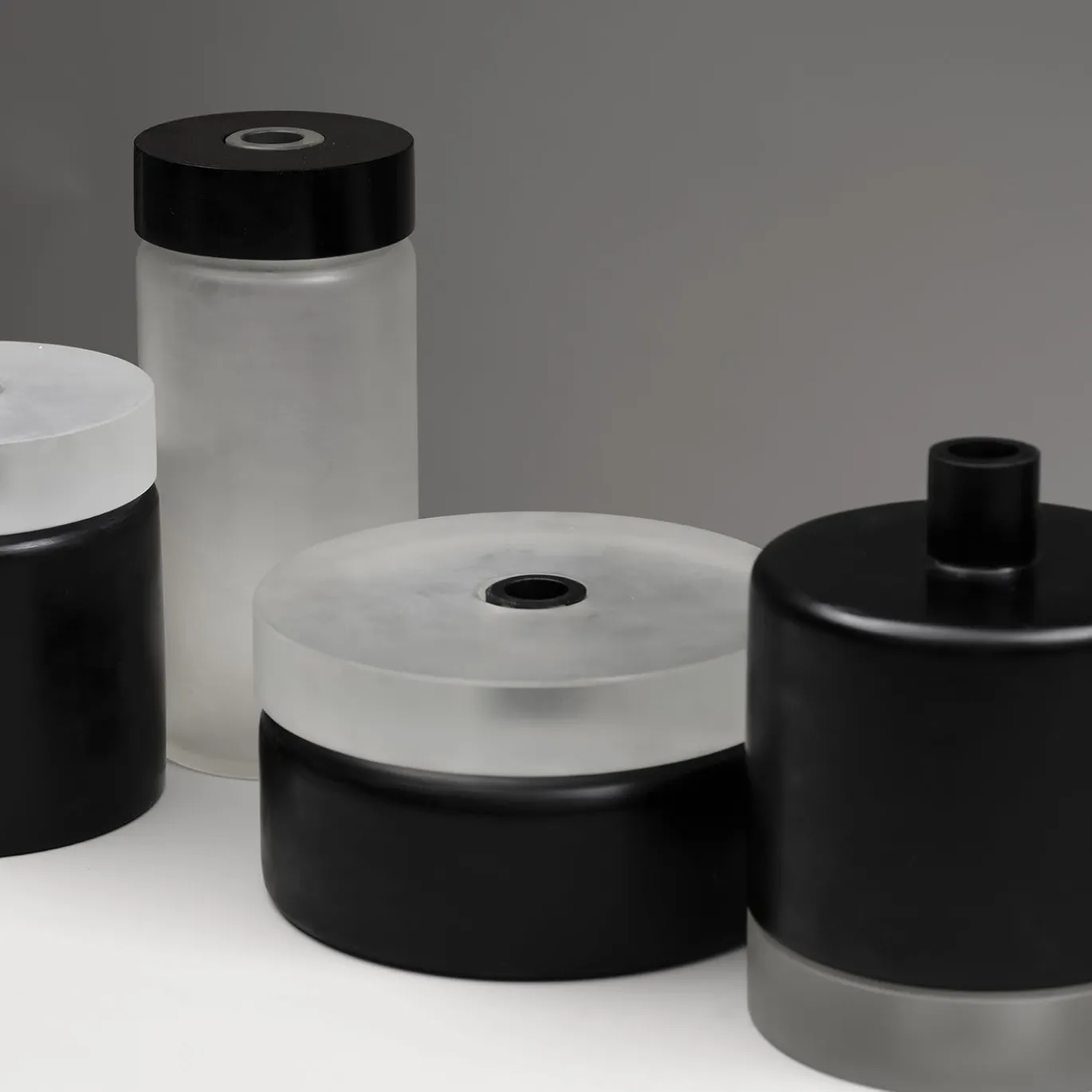 Vaso di vetro cilindrico alto in bianco e nero