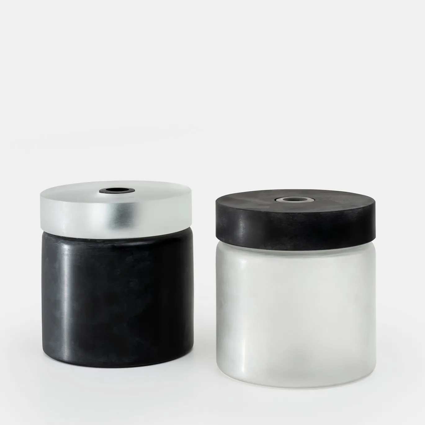 Vaso di vetro cilindrico alto in bianco e nero