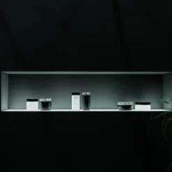 Vaso di vetro cilindrico corto in bianco e nero