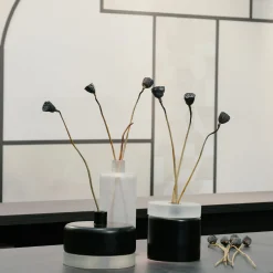 Vaso di vetro cilindrico medio in bianco e nero
