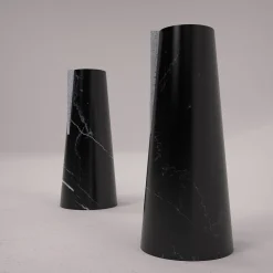 Vaso Elara in marquina nera e travertino