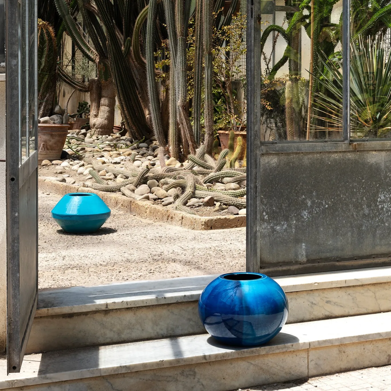 Vaso Geometrico Sfera in Ceramica Blu Antico