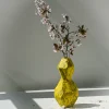 Vaso giallo asimmetrico in stile geometrico