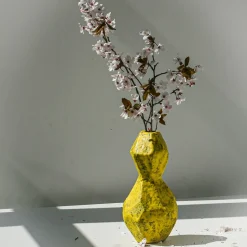 Vaso giallo asimmetrico in stile geometrico