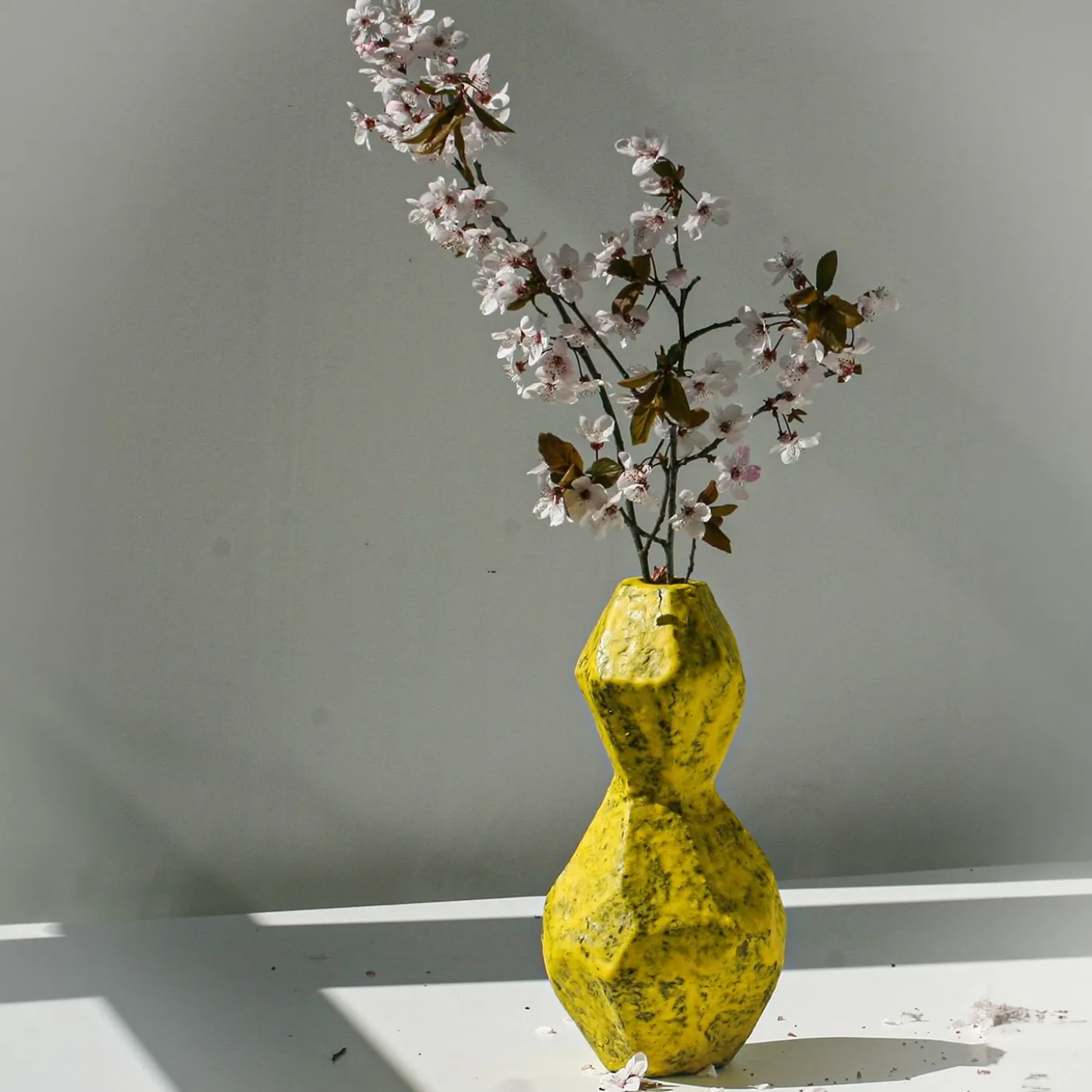 Vaso giallo asimmetrico in stile geometrico