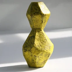 Vaso giallo asimmetrico in stile geometrico
