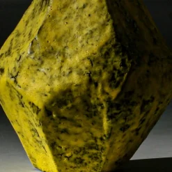 Vaso giallo asimmetrico in stile geometrico