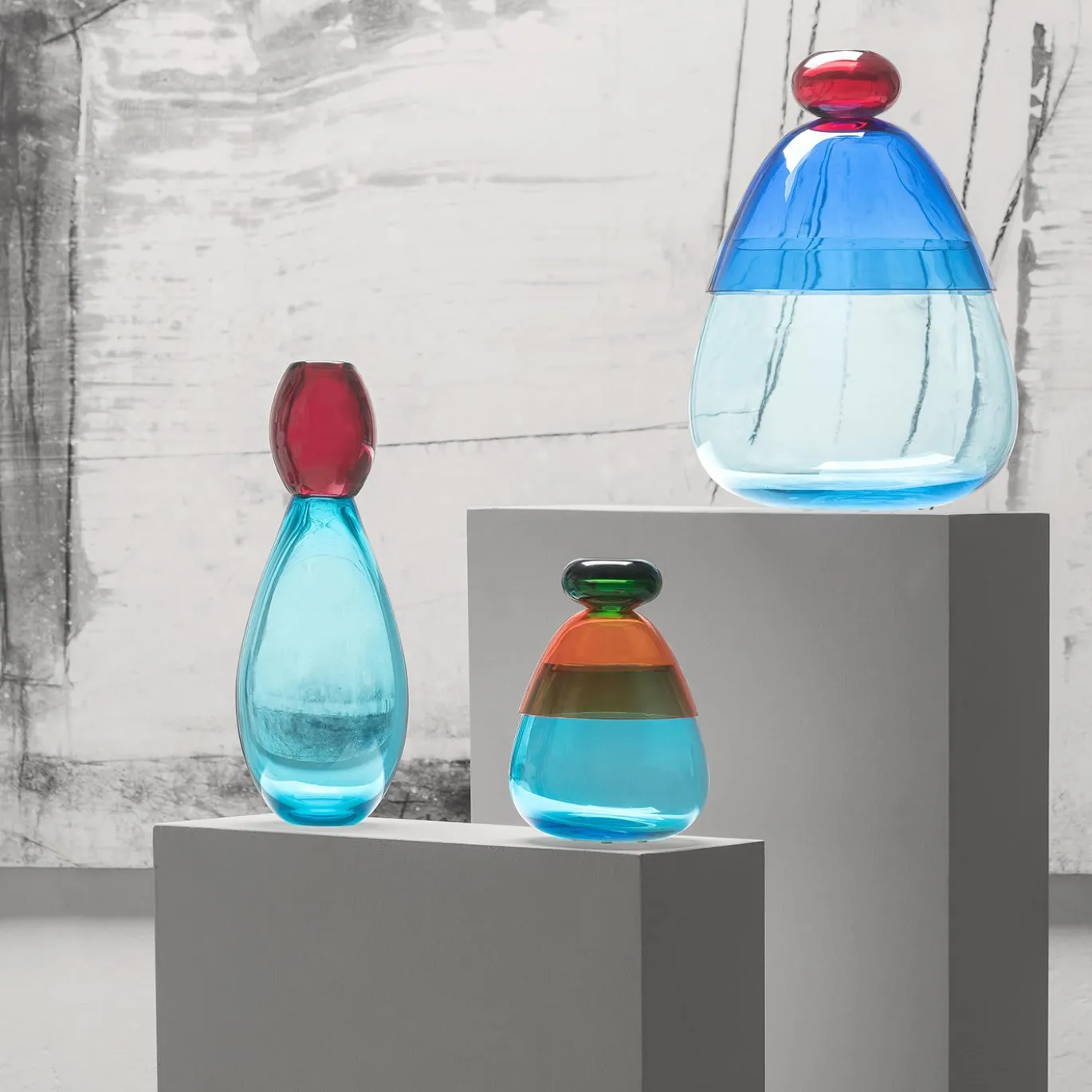 Vaso grande con coperchio Kount Red-Blue-Light Blue di Karim Rashid