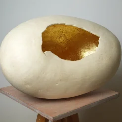Vaso Grande in Gres Bianco con Interno Oro della Collezione Mutaforma