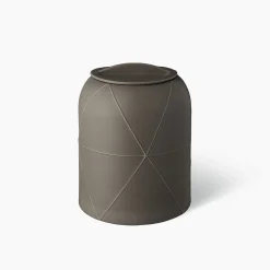 Vaso grigio D con coperchio di Benjamin Hubert