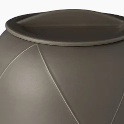 Vaso grigio D con coperchio di Benjamin Hubert