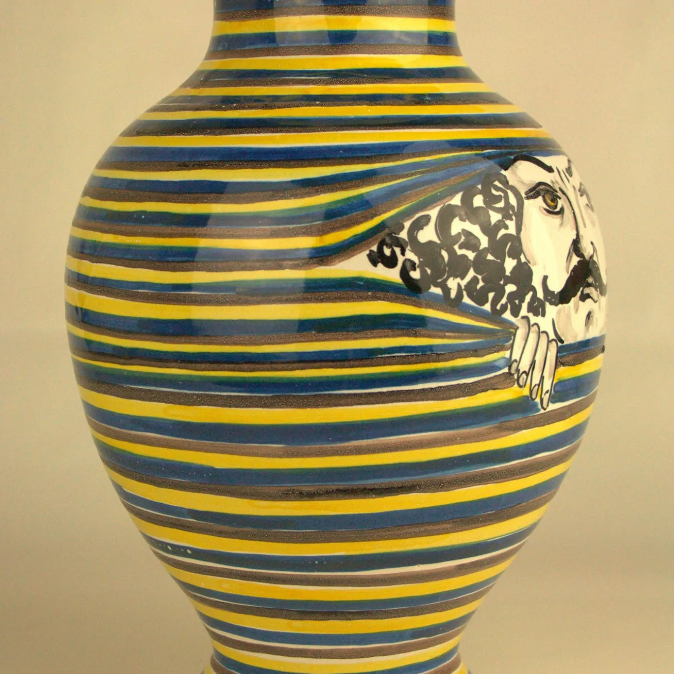 Vaso I Curiosi Uomo in Ceramica Gialla