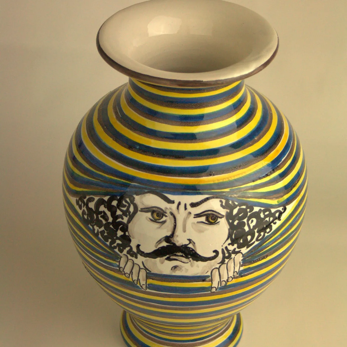 Vaso I Curiosi Uomo in Ceramica Gialla