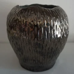 Vaso in bronzo smaltato e argilla nera