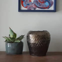 Vaso in bronzo smaltato e argilla nera