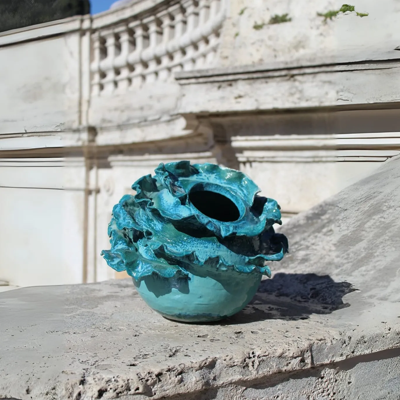 Vaso in ceramica azzurra Tritone