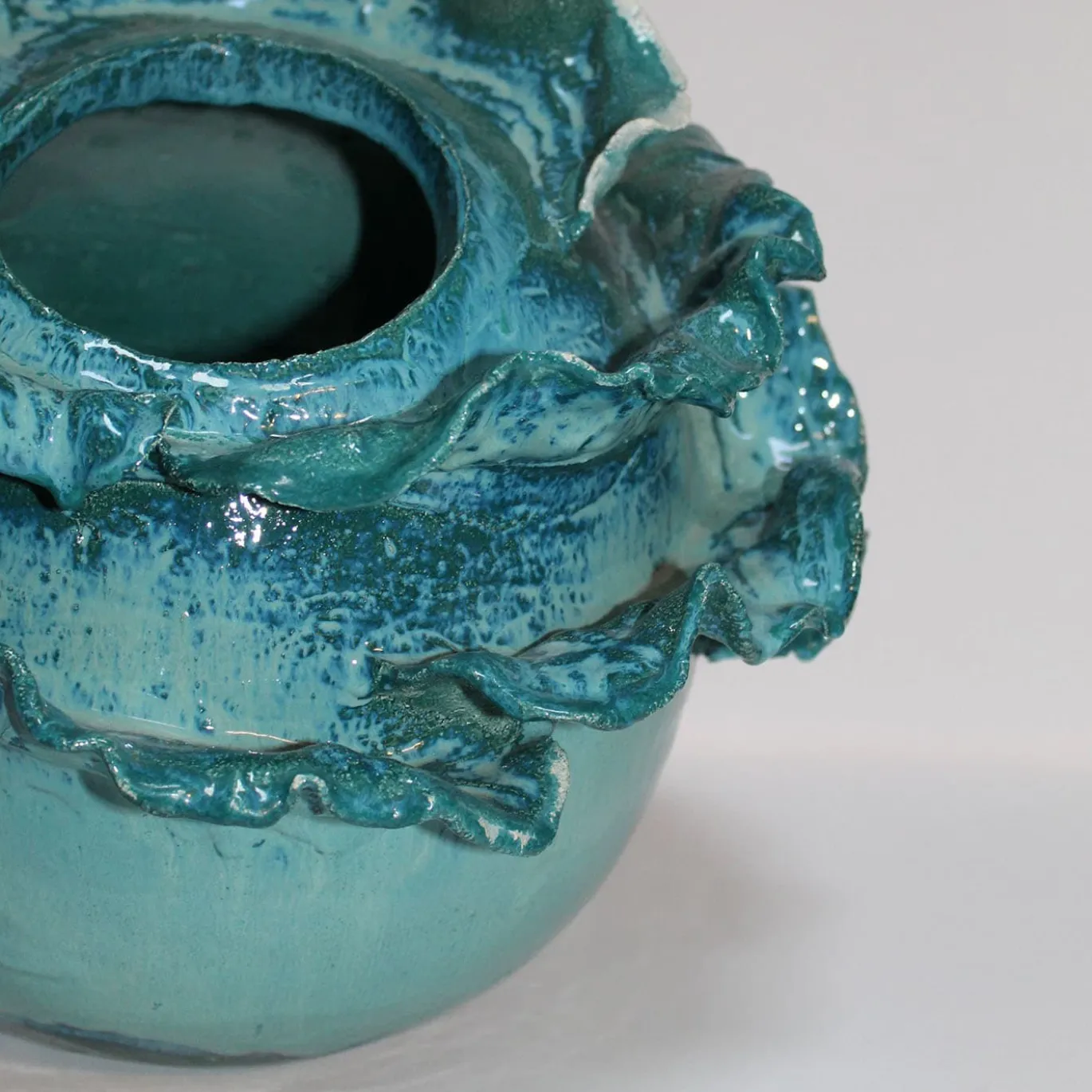 Vaso in ceramica azzurra Tritone