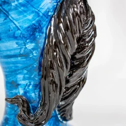 Vaso in ceramica blu con baffi