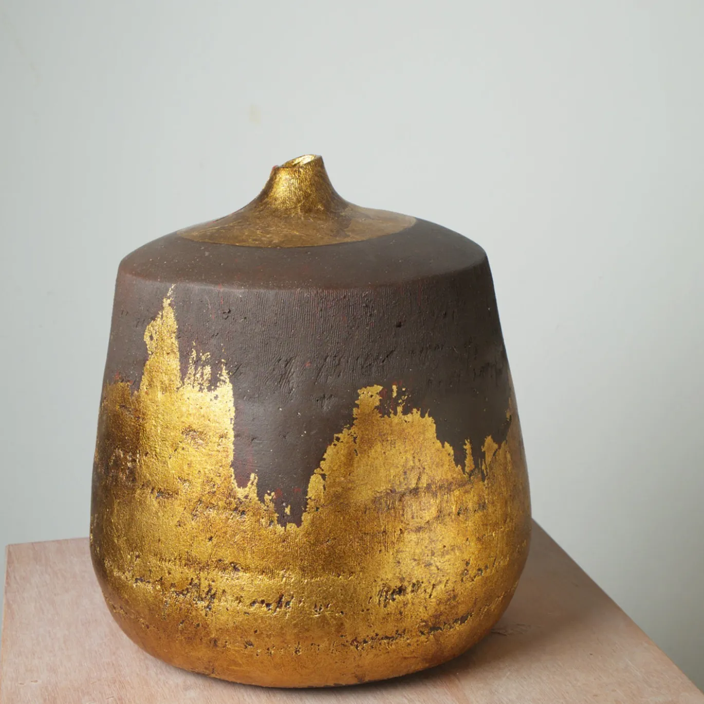 Vaso in ceramica bruna biscuit con foglia oro della collezione Black Sun