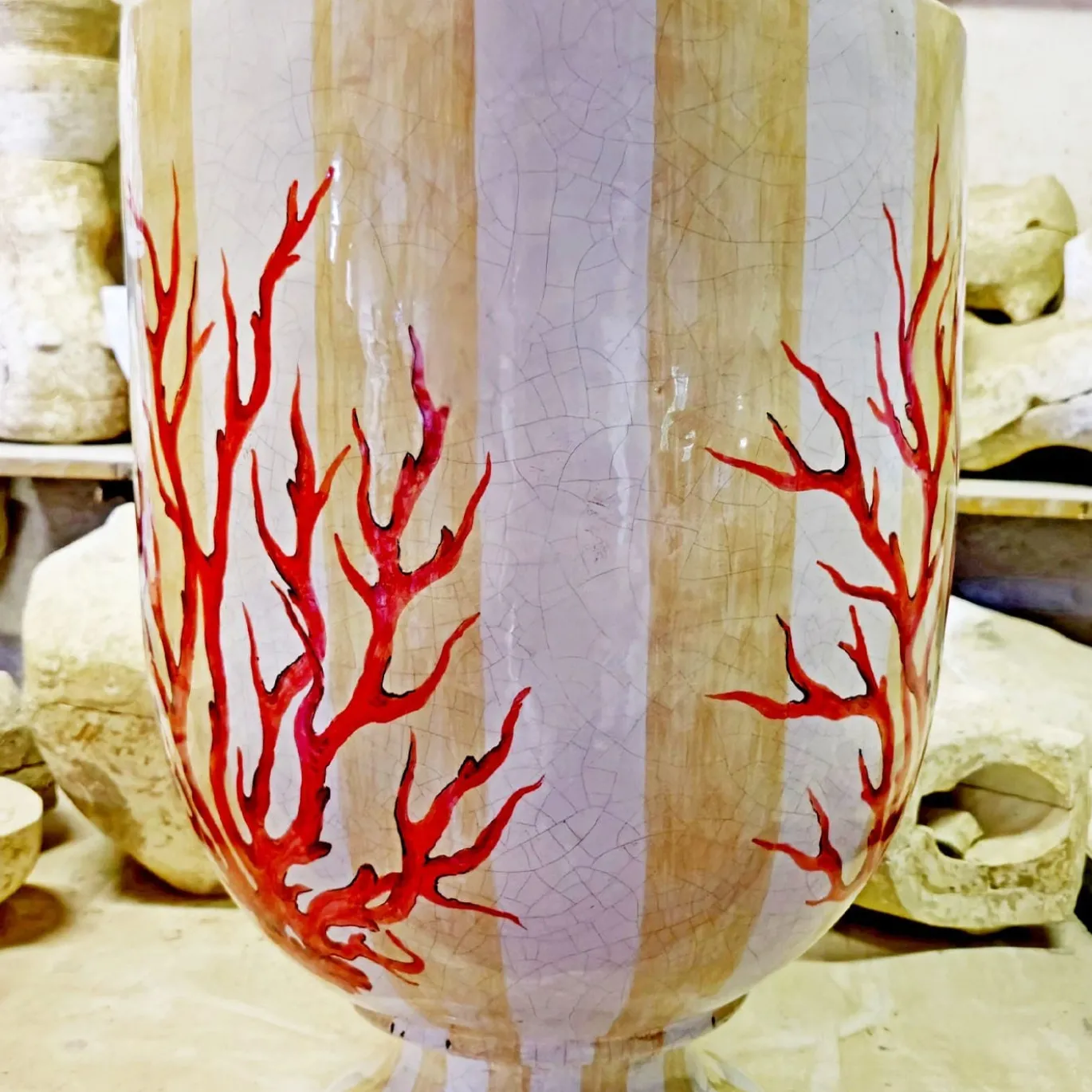Vaso in Ceramica con Base a Righe Corallo Anemone
