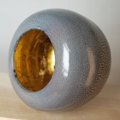 Vaso in ceramica con finitura effetto cobblestone e interno in foglia oro della Small Collection