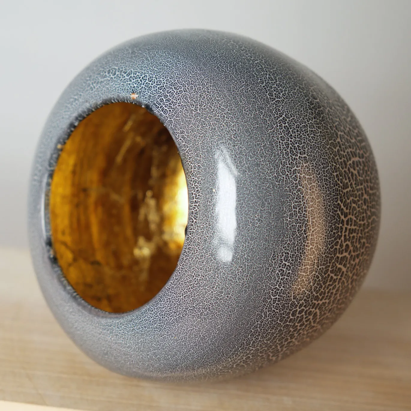 Vaso in ceramica con finitura effetto cobblestone e interno in foglia oro della Small Collection