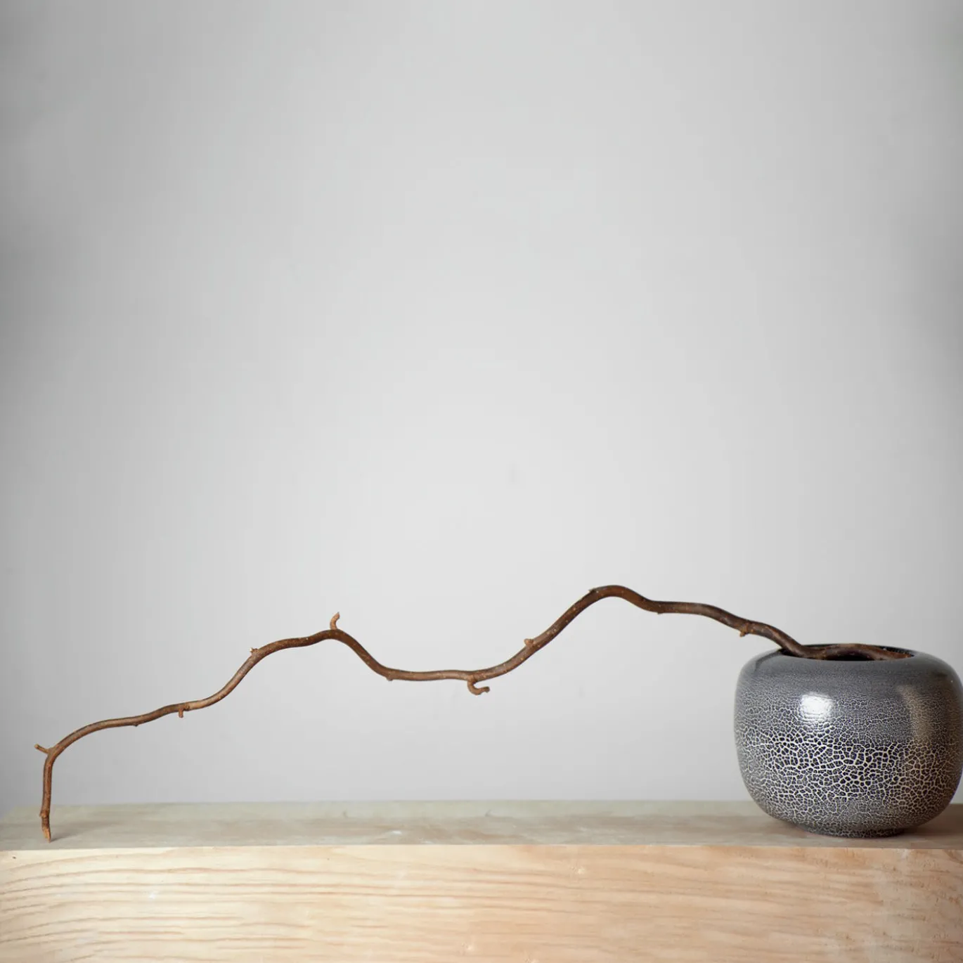 Vaso in ceramica con finitura effetto cobblestone e interno in foglia oro della Small Collection