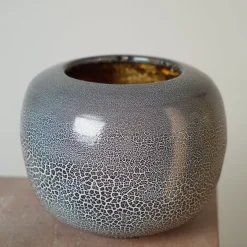 Vaso in ceramica con finitura effetto cobblestone e interno in foglia oro della Small Collection