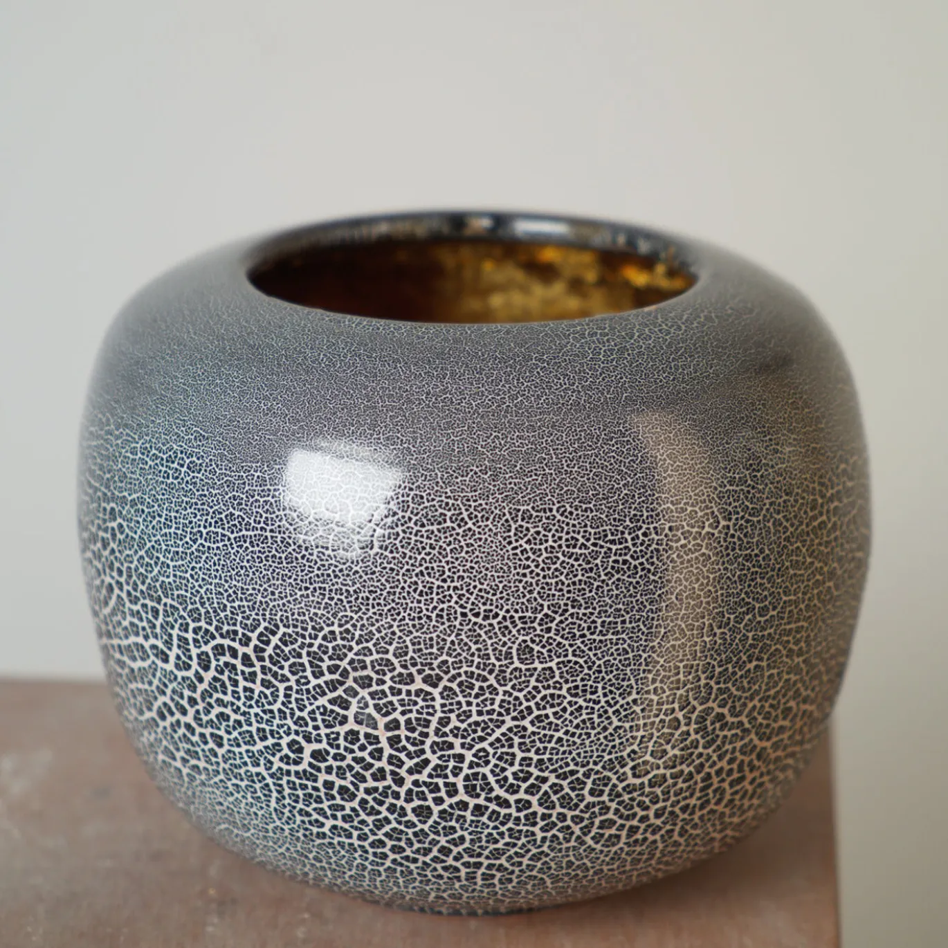 Vaso in ceramica con finitura effetto cobblestone e interno in foglia oro della Small Collection