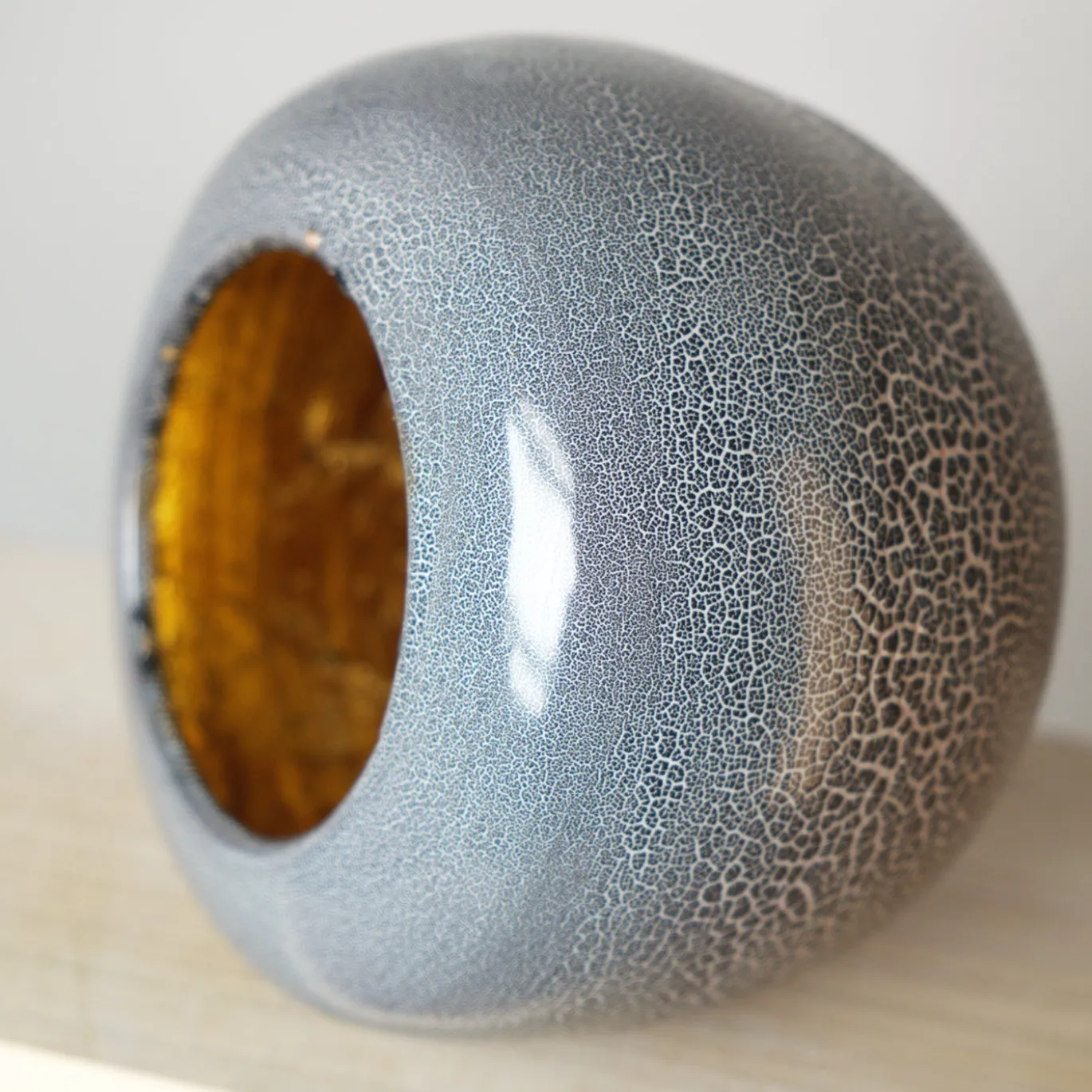Vaso in ceramica con finitura effetto cobblestone e interno in foglia oro della Small Collection