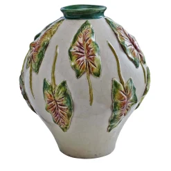 Vaso in ceramica con foglie in alto rilievo